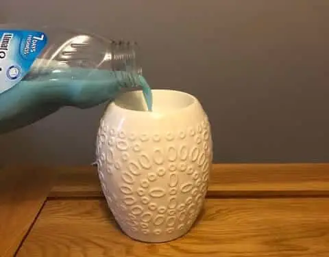 Using fabric softener in a wax warmer diffuser